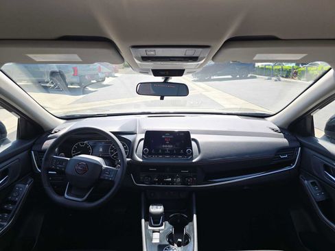Used 2025 Nissan Rogue SV AWD/4WD image 18