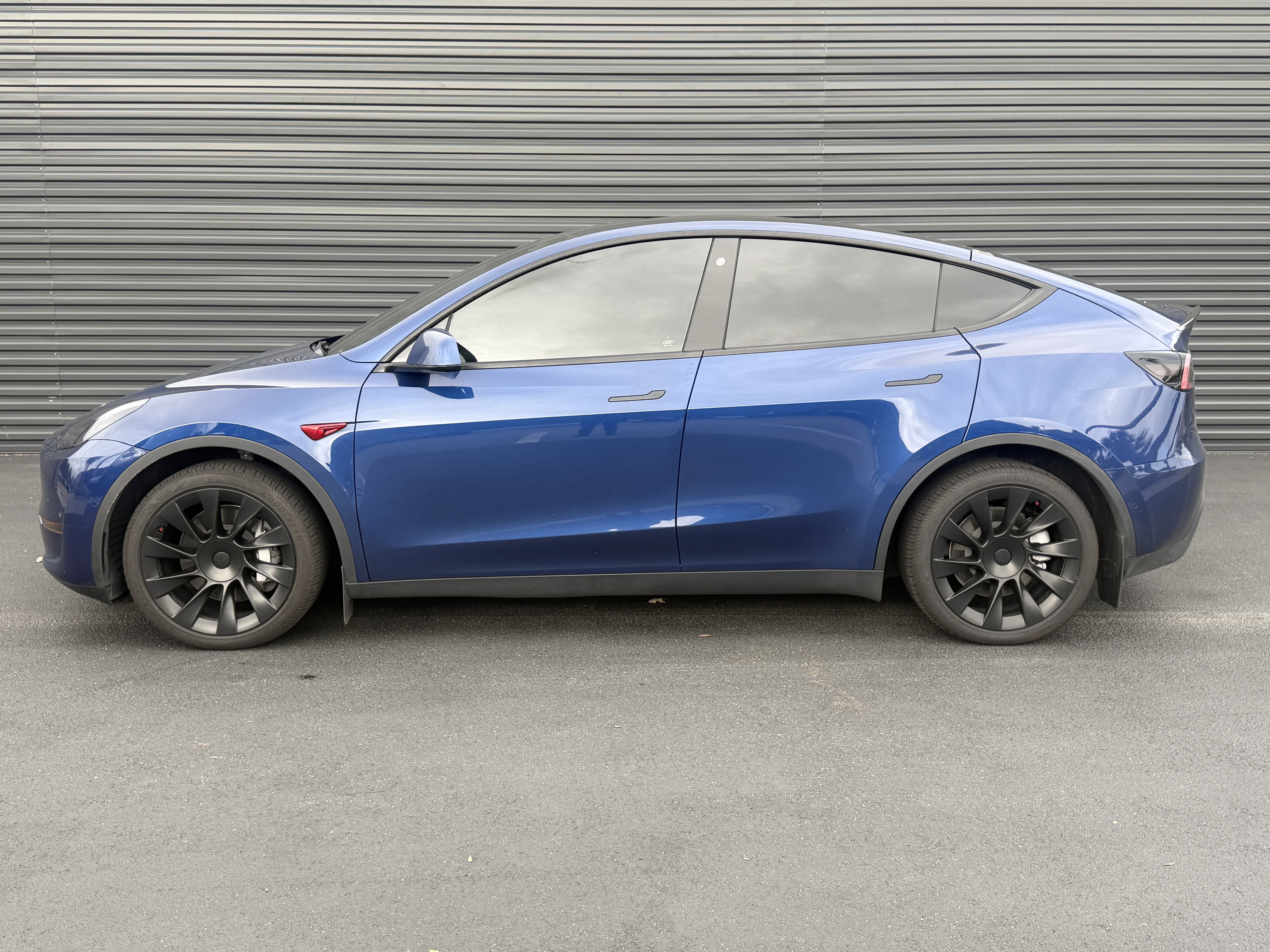 Used 2022 Tesla Model Y Long Range AWD/4WD image 2