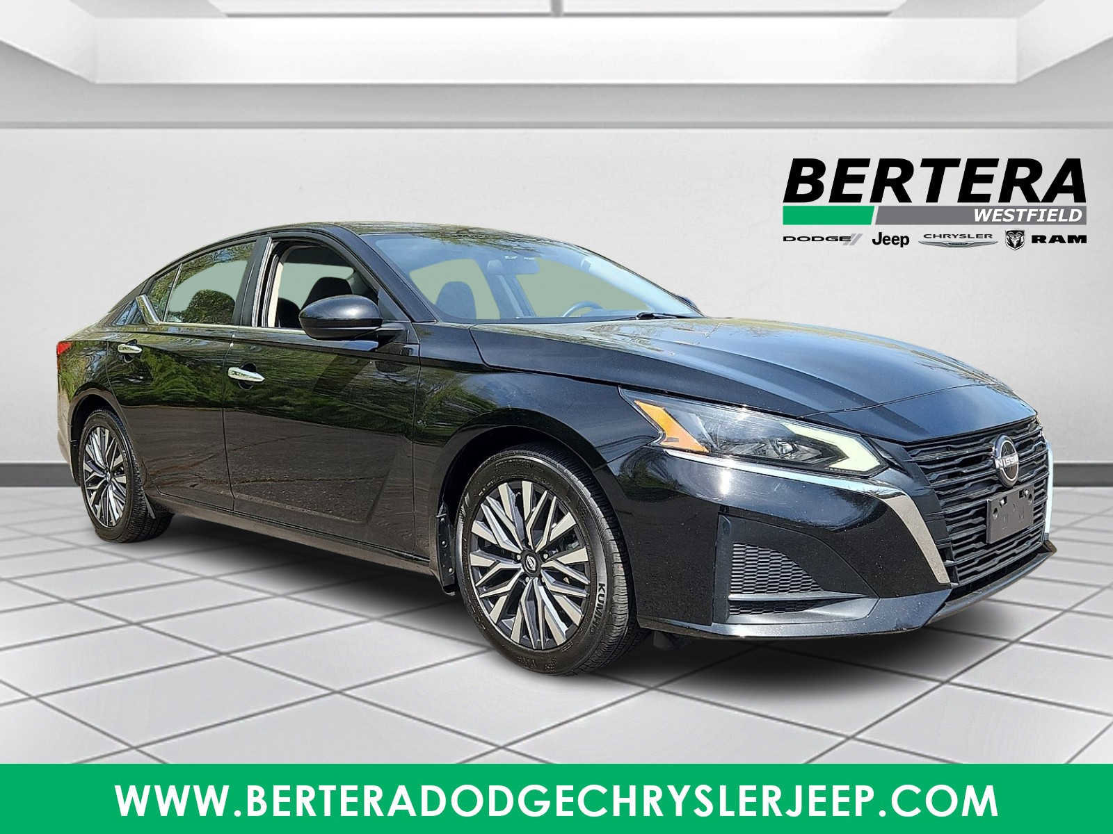 Used 2023 Nissan Altima 2.5 SV FWD image 1