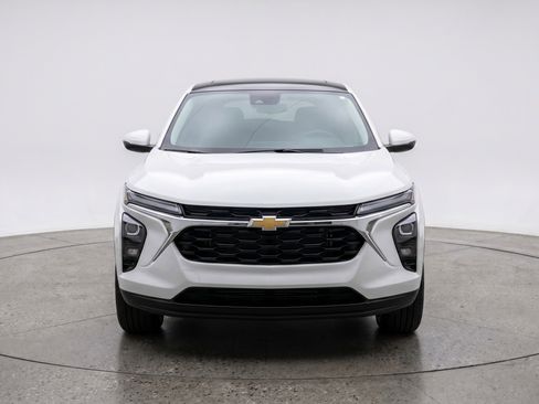 Used 2025 Chevrolet Trax LT FWD image 2
