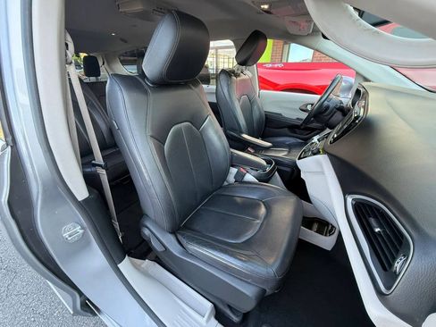 Used 2018 Chrysler Pacifica Touring-L FWD image 20
