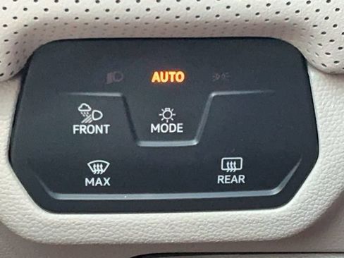 Used 2025 Volkswagen Atlas SE FWD image 28