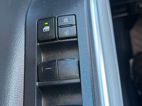 Used 2023 Toyota Highlander XLE AWD/4WD image 16