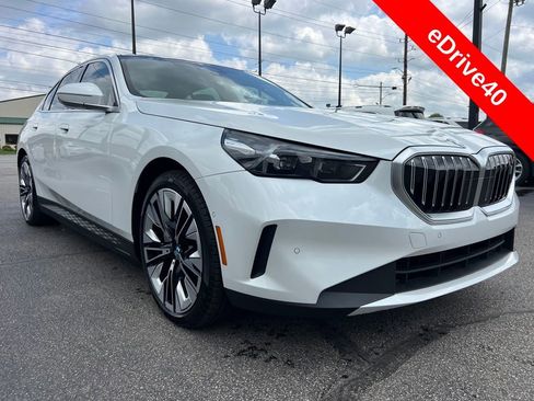 Used 2024 BMW i5 eDrive40i w/ Convenience Package image 11