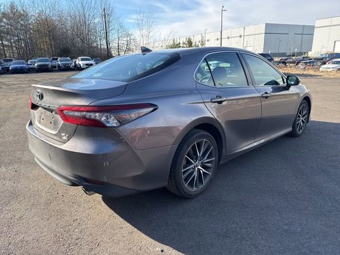 Used 2021 Toyota Camry XLE image 5