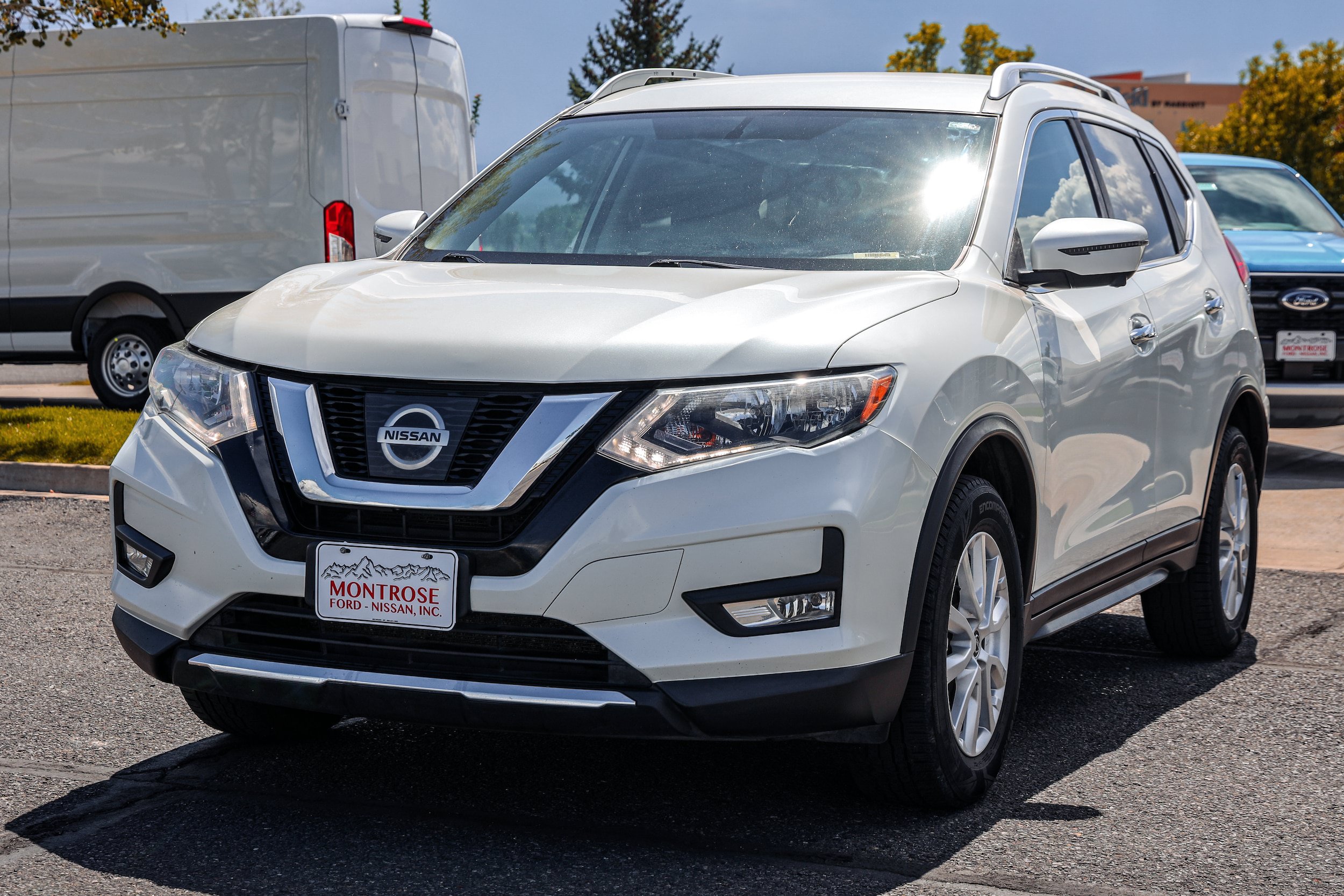 Used 2017 Nissan Rogue SV w/ SV Premium Package AWD/4WD image 1