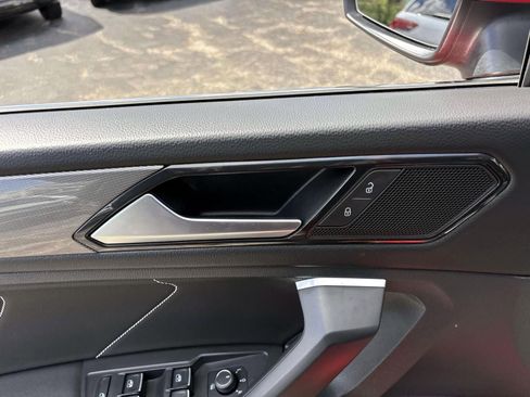 Used 2023 Volkswagen Tiguan SE w/ Panoramic Sunroof Package image 12