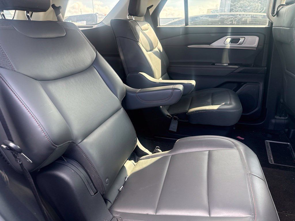 Used 2025 Ford Explorer Active w/ Active Comfort Package RWD image 7
