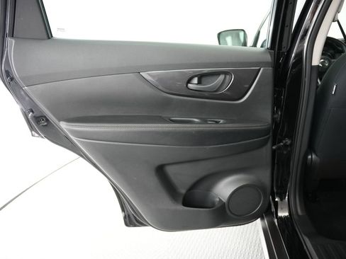 Used 2020 Nissan Rogue S image 32