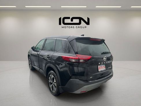 Used 2021 Nissan Rogue SV image 2