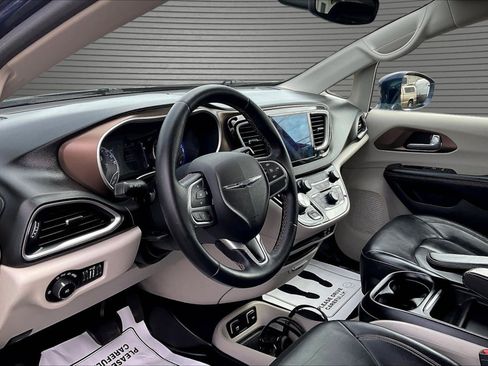 Used 2017 Chrysler Pacifica Touring-L image 16