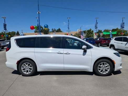 Used 2023 Chrysler Voyager LX FWD image 3