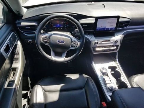Used 2021 Ford Explorer XLT w/ Equipment Group 202A AWD/4WD image 19