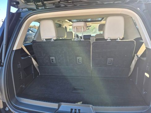 Used 2024 Ford Expedition Limited image 13