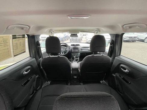 Used 2021 Jeep Renegade Latitude FWD image 24