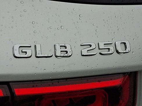 Used 2021 Mercedes-Benz GLB 250 4MATIC image 34