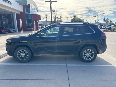 Used 2019 Jeep Cherokee Latitude w/ Cold Weather Group AWD/4WD image 2