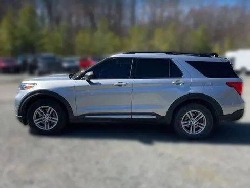 Used 2021 Ford Explorer XLT image 2