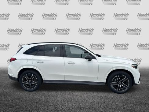 Used 2025 Mercedes-Benz GLC 300 4MATIC image 11