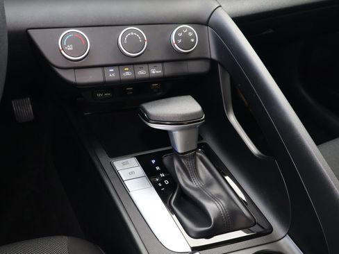 Used 2023 Hyundai Elantra SE w/ Preferred Accessory Package image 24