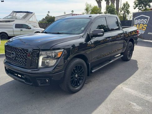 Used 2019 Nissan Titan SV w/ SV Convenience Package image 3