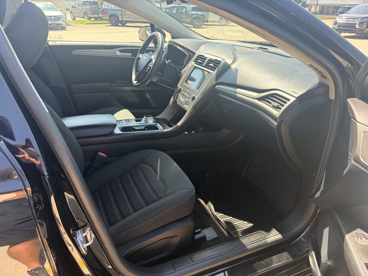 Used 2020 Ford Fusion SE FWD image 9