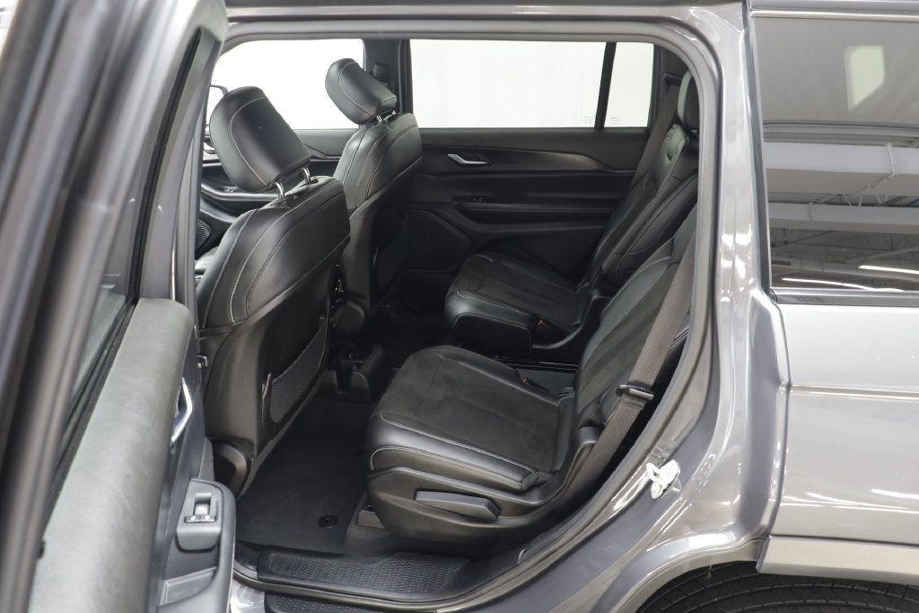 Used 2023 Jeep Grand Cherokee L Altitude AWD/4WD image 15