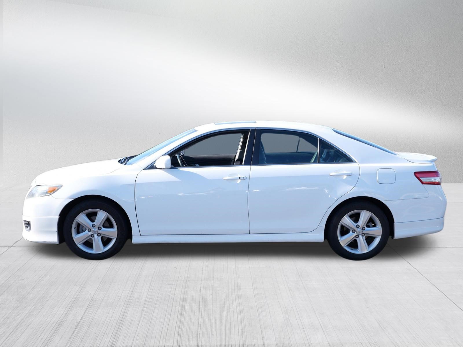 Used 2011 Toyota Camry SE w/ Sport Leather Pkg FWD image 4