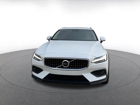 Used 2025 Volvo V60 B5 Cross Country Plus image 4
