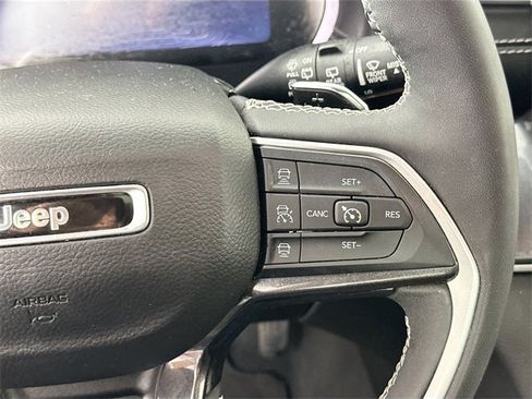 Used 2023 Jeep Grand Cherokee L Laredo image 32