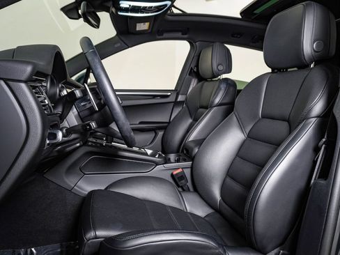 Certified 2026 Porsche Macan AWD/4WD image 5