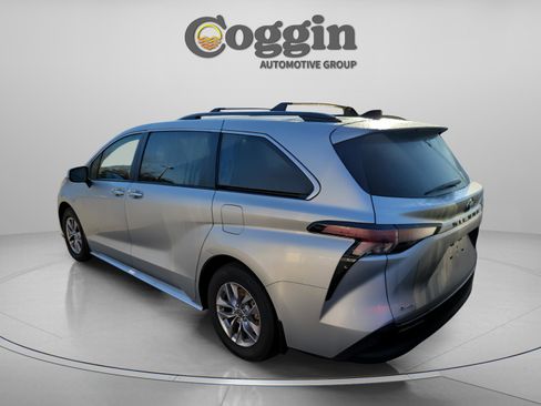 Used 2025 Toyota Sienna XLE image 5