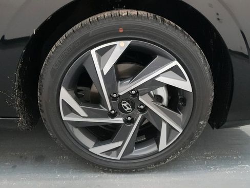 Used 2025 Hyundai Elantra Limited image 19