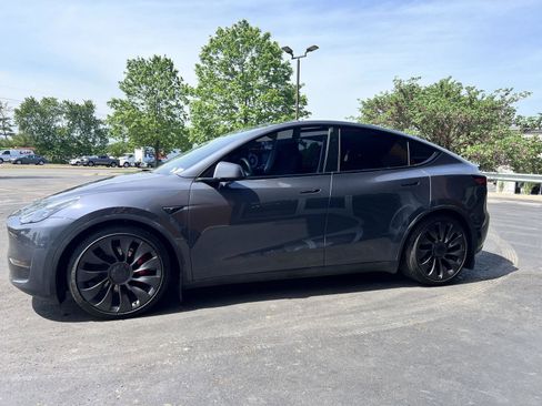 Used 2023 Tesla Model Y Performance AWD/4WD image 3
