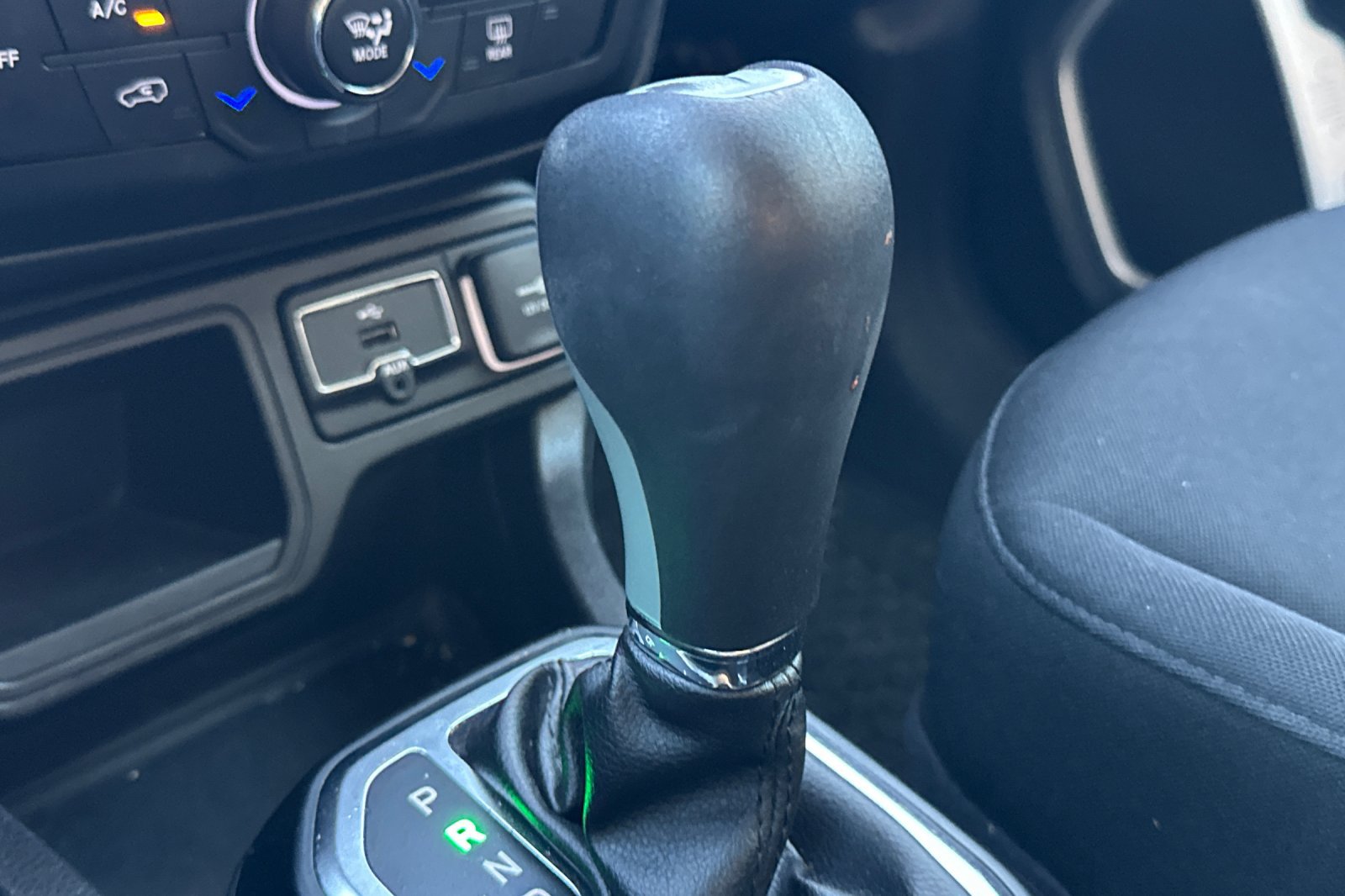 Used 2018 Jeep Renegade Latitude FWD image 32