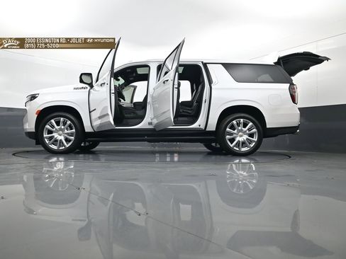 Used 2024 Chevrolet Suburban High Country AWD/4WD image 35