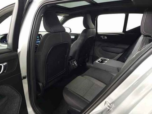 Used 2025 Volvo XC40 B5 Core image 31