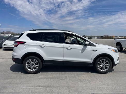 Used 2018 Ford Escape SE w/ SE Sync 3 Package AWD/4WD image 3