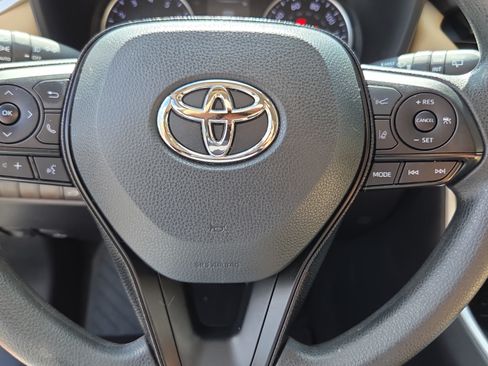 Used 2021 Toyota RAV4 XLE w/ Convenience Package FWD image 24