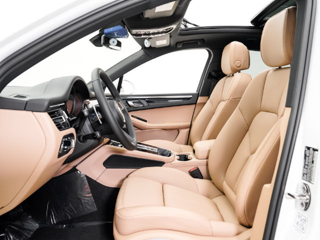 Certified 2026 Porsche Macan AWD/4WD image 6