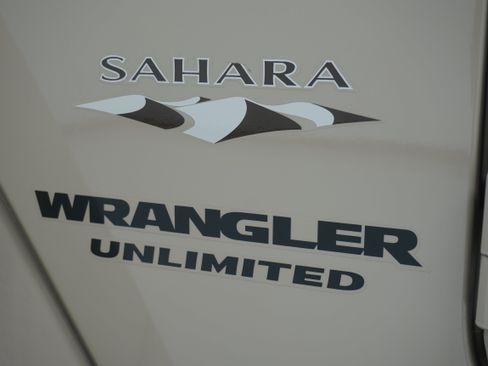 Used 2016 Jeep Wrangler Unlimited Sahara w/ Connectivity Group AWD/4WD image 7