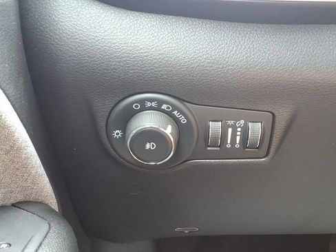 Used 2025 Jeep Compass Latitude AWD/4WD image 14