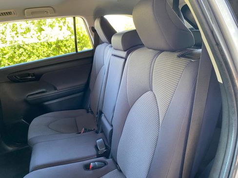 Used 2024 Toyota Highlander LE FWD image 35