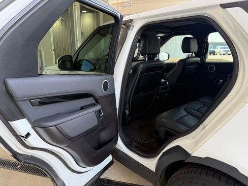 Used 2018 Land Rover Discovery SE image 17