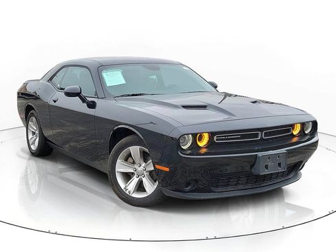Used 2023 Dodge Challenger SXT image 1