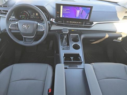 Used 2025 Toyota Sienna XLE image 8