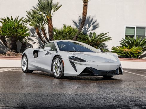 Used 2023 McLaren Artura image 28