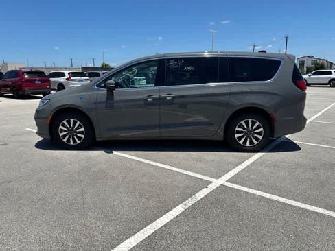 Used 2023 Chrysler Pacifica Touring-L FWD image 2