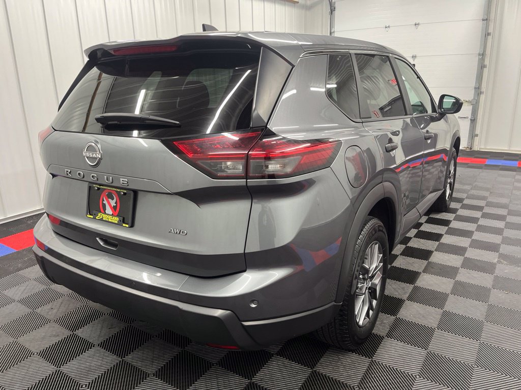 Used 2024 Nissan Rogue S AWD/4WD image 3