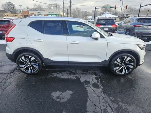 Used 2024 Volvo XC40 B5 Ultimate w/ Protection Package Premier image 8